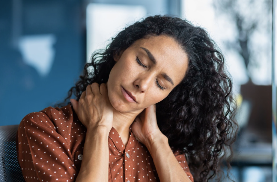 Woman in pain as she experiences fibromyalgia symptoms.